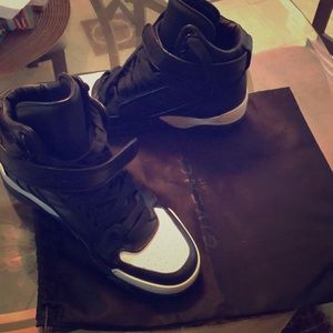 Givenchy high top sneakers Very Authentic